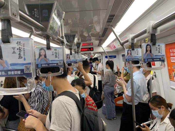 杭州疫情防控严峻！公共场所严格落实测温、亮码、戴口罩等举措