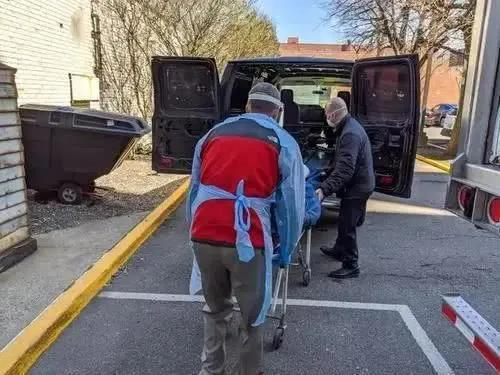 特朗普抗疫举措遭拜登抨击，纽约州因疫情调整火葬场要求