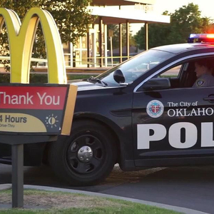 疫情期间美国多地现抗议限制措施案件 麦当劳员工遭射杀