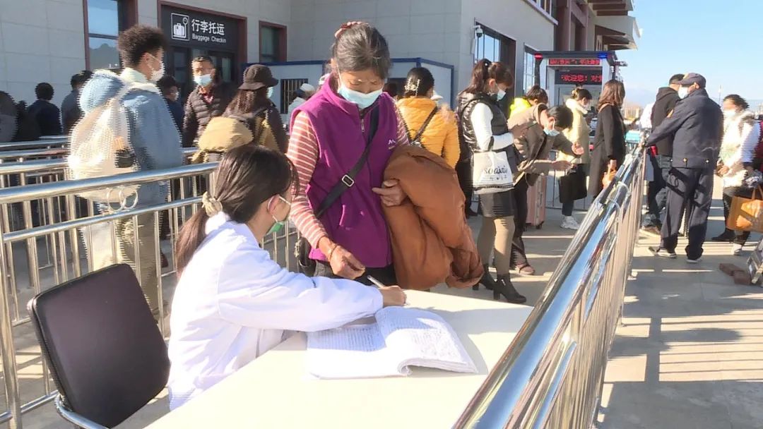 巍山县加强疫情防控措施,筑牢医院、高铁站安全防线