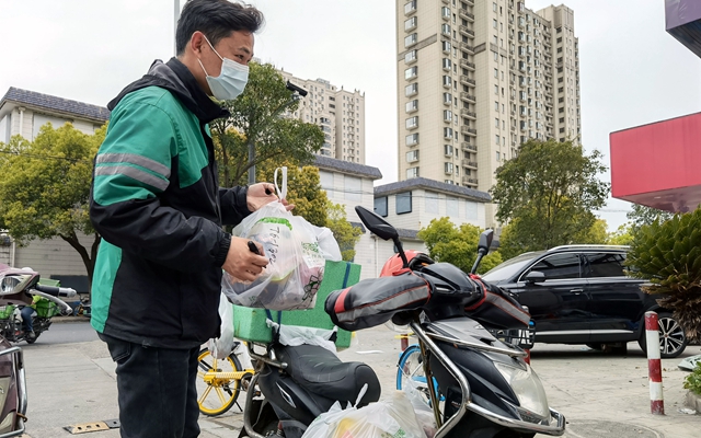 疫情封楼出不去，老人买菜吃饭成难题，咋解决？