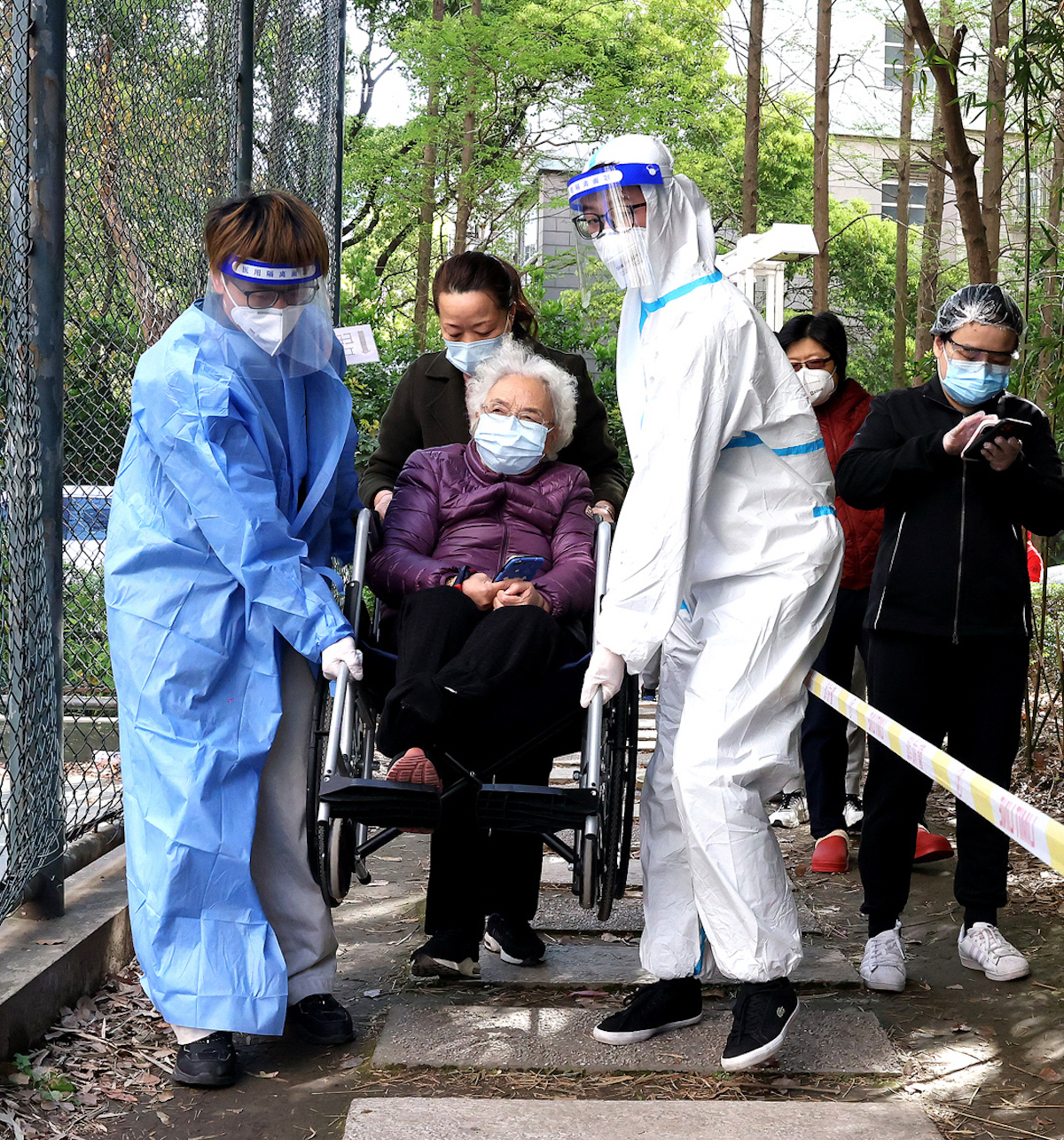 上海疫情封控期：志愿者贴心服务，温暖老人疫情隔离生活