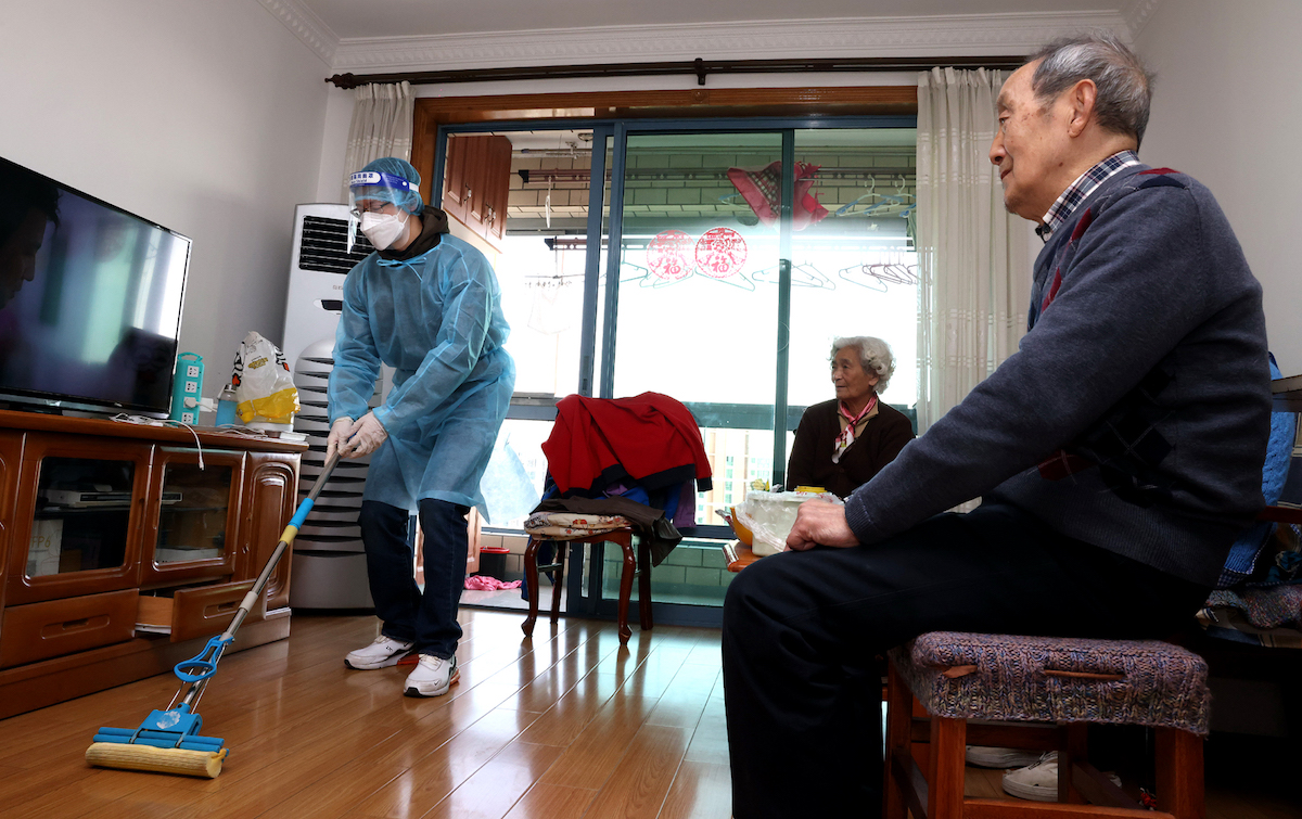 上海疫情封控期:志愿者贴心服务,温暖老人疫情隔离生活