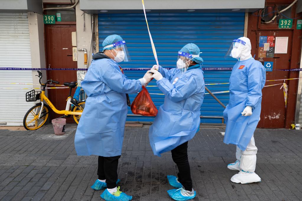 上海疫情封控期:志愿者贴心服务,温暖老人疫情隔离生活