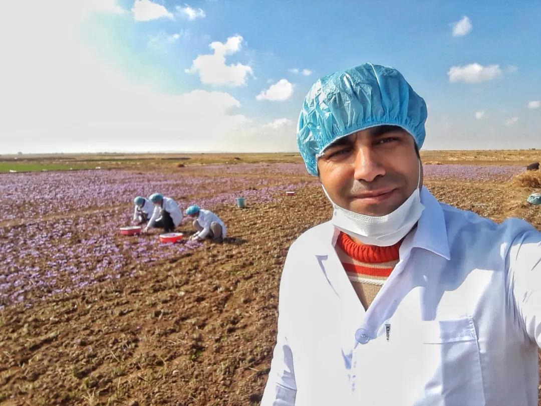 疫情与制裁双重压下，伊朗民众如何坚韧面对生活？