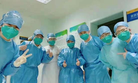 春节疫情严峻，医护人员忙碌防护，多科室支援感染科发热门诊