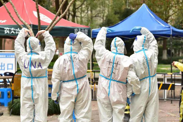 疫情隔离下，邻里互助升温，平凡人坚守与互助被看见