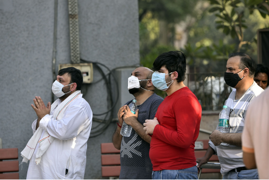 印度新冠疫情至暗时刻：病床氧气疫苗告急，美国态度成谜