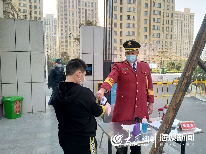 大学生门卫韩彬疫情期间坚守岗位 父母劝换工作仍坚持
