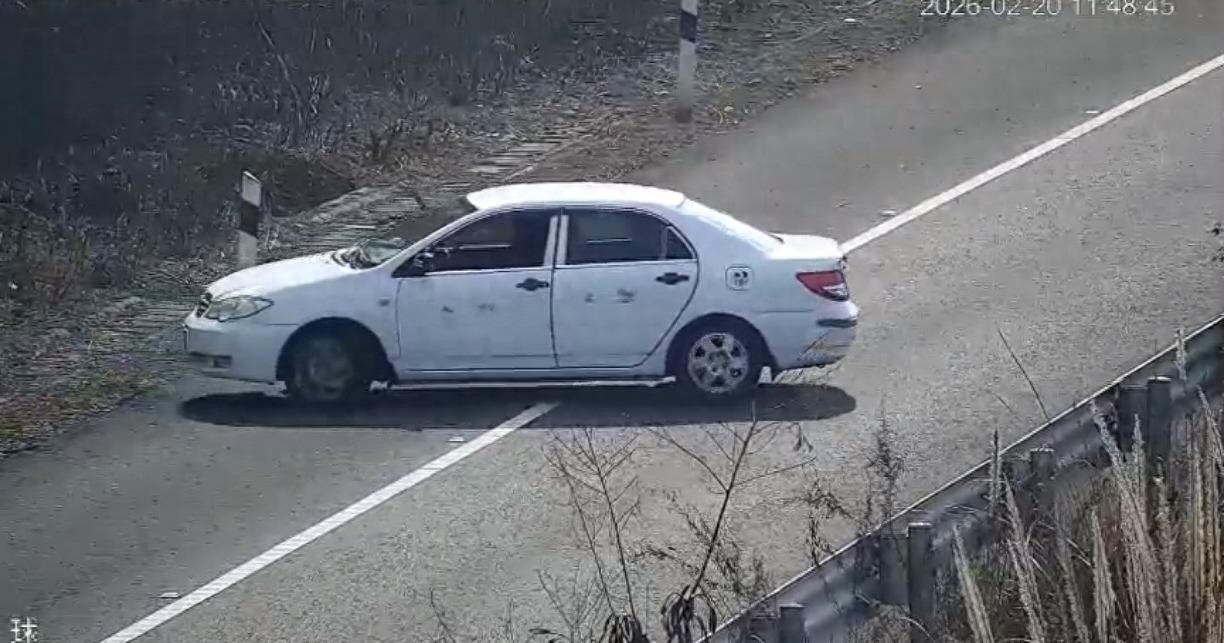 男子高速收费站内逆行，被交警记12分罚款200元