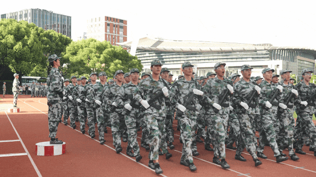 2024年大学军训全攻略:时间地点、物资准备与精彩内容