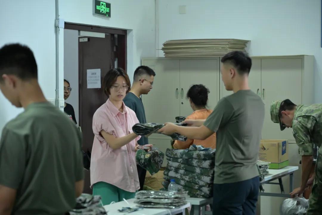 2024年大学军训全攻略:时间地点、物资准备与精彩内容