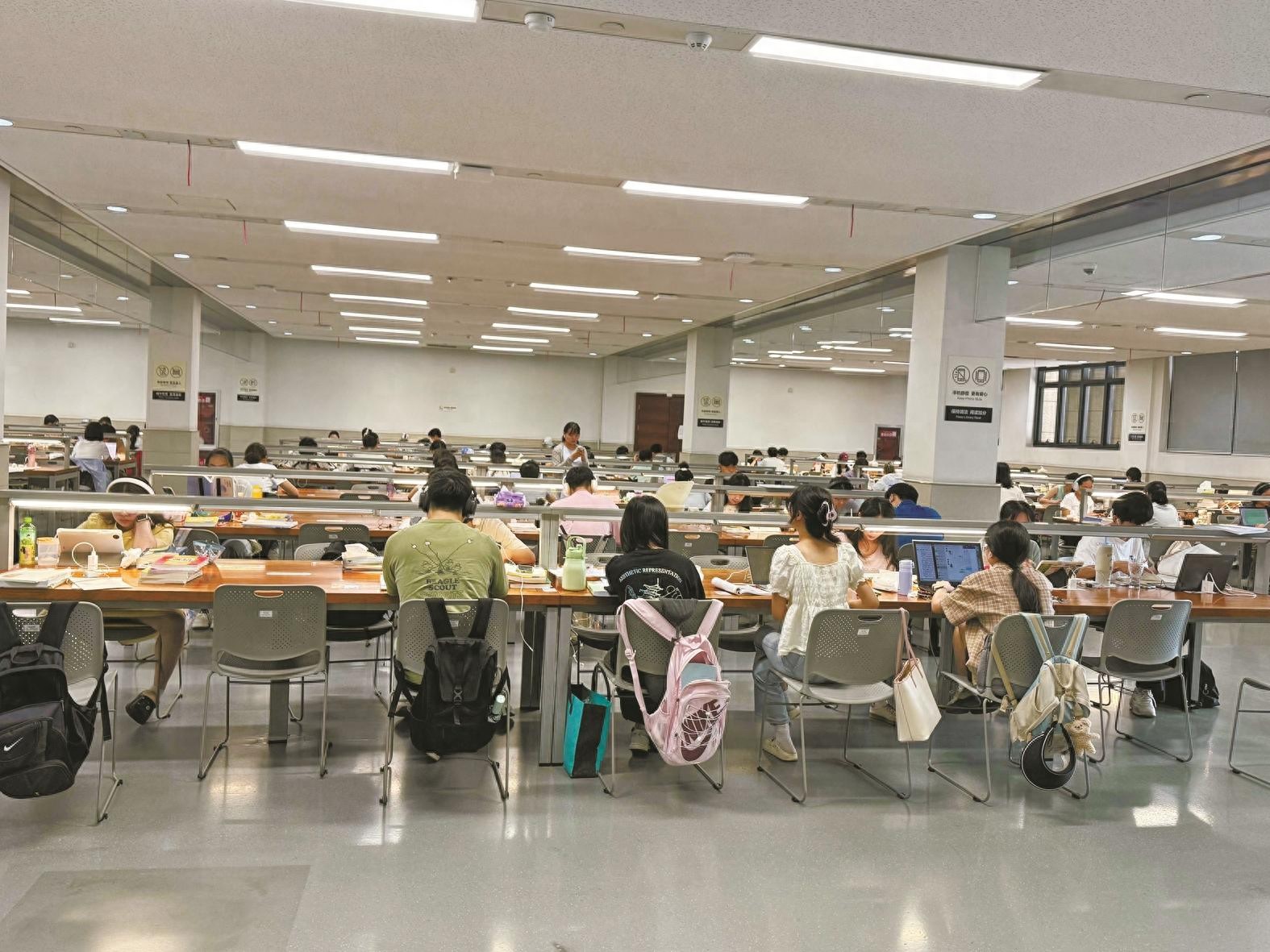暑假尾声宁波大学图书馆内，学生们为梦想全力冲刺