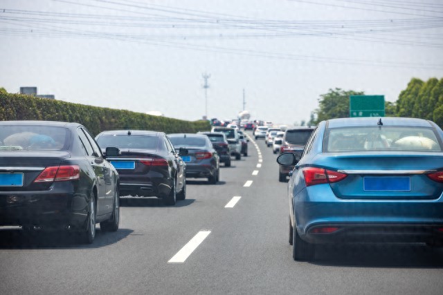 新手高速驾驶攻略：出发前准备+核心技巧+应急处理全知道