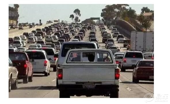 高速驾驶遇前车变道、刹车、停车，这些应对技巧要知道