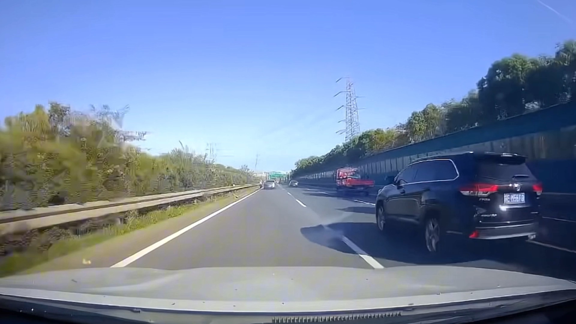 新手高速驾驶易紧张?这些注意事项助你安全驰骋高速路