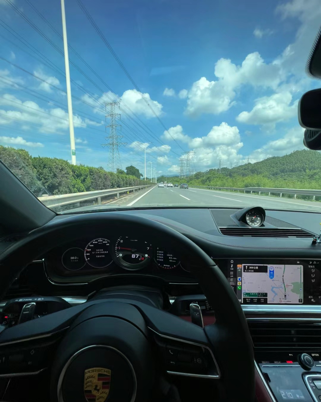 新手高速驾驶易紧张?这些注意事项助你安全驰骋高速路