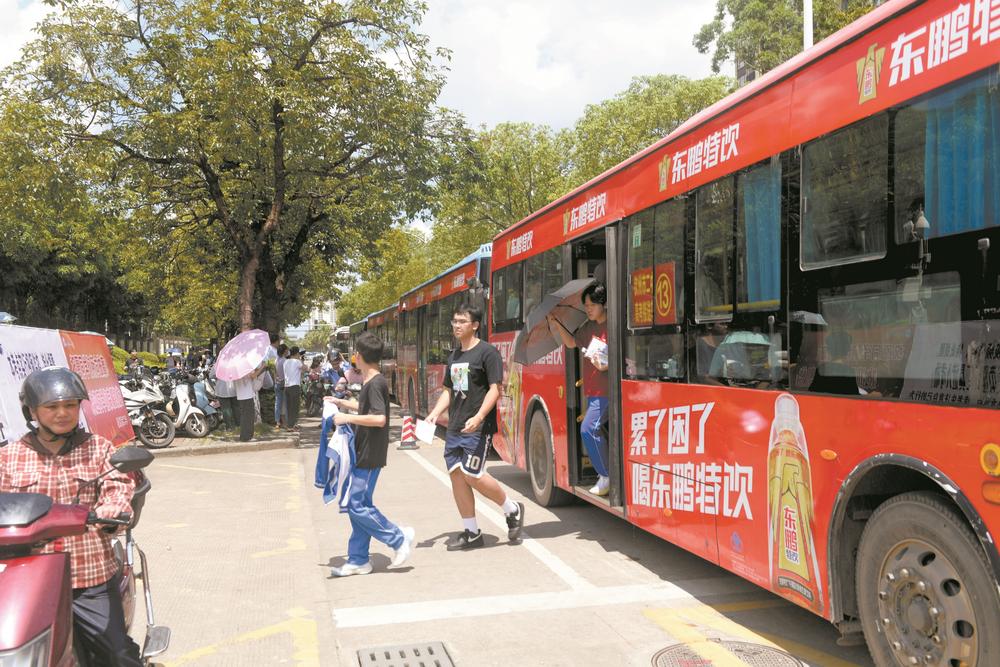 2025 年高考钦州开考！考生奔赴考场，多方全力护航