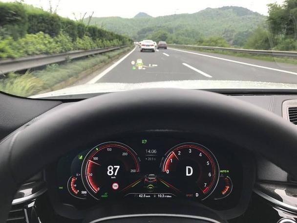 高速行驶跟车距离及车速规定，恶劣天气要这么做