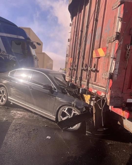 高速上追车危害大！驾车追车险象环生，徒步追车生死时速