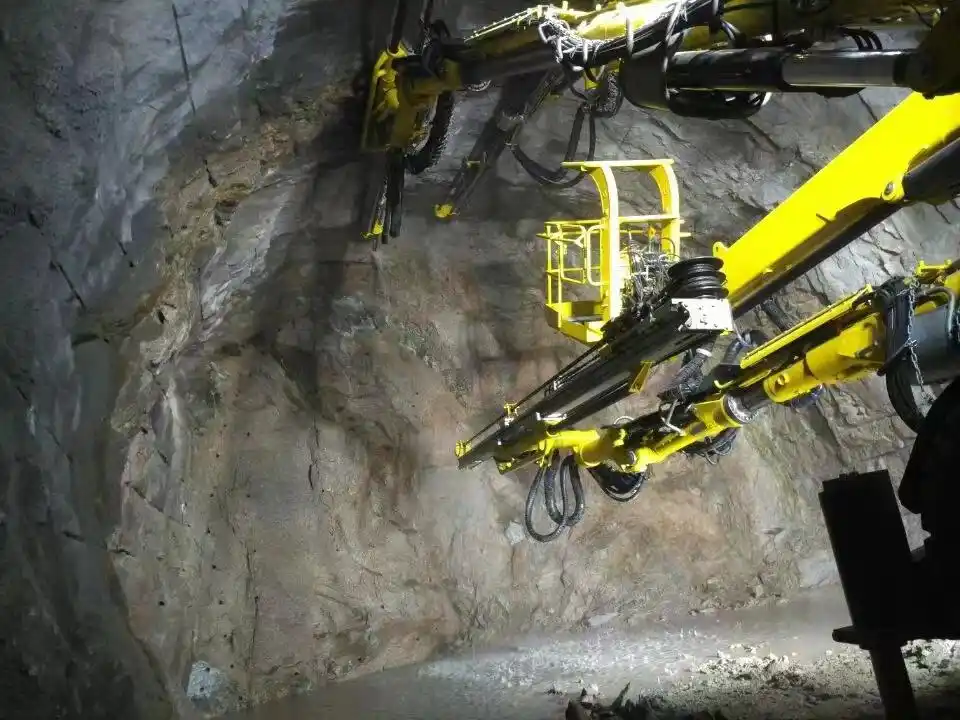 广连高速花从一标段狮子岭隧道贯通,低碳施工护生态