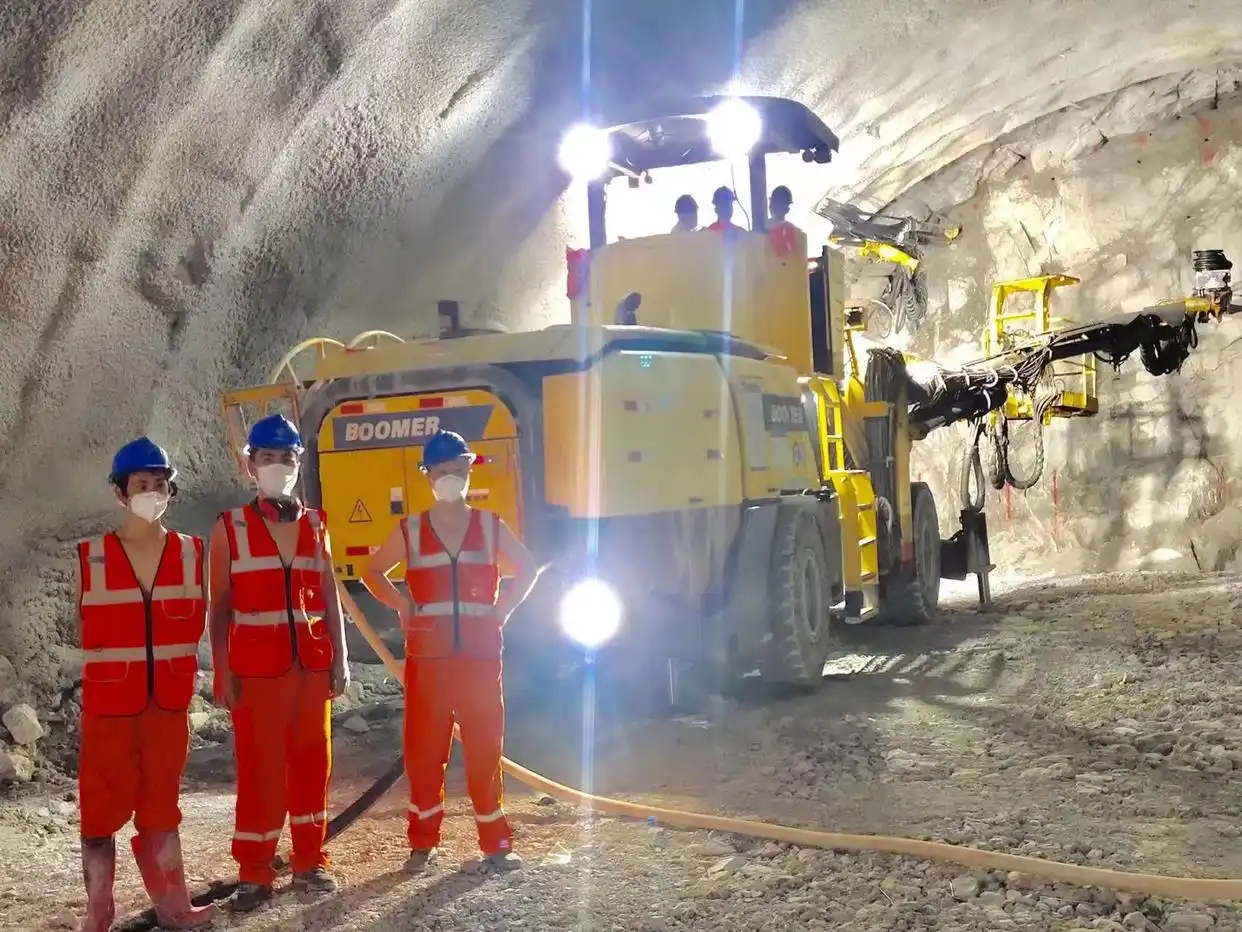 广连高速花从一标段狮子岭隧道贯通,低碳施工护生态