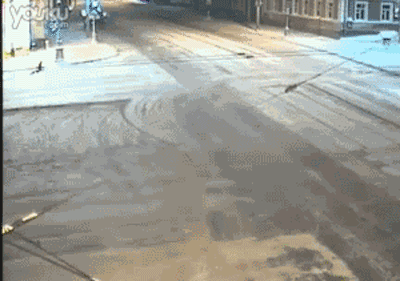 超速行驶危害大,易追尾易翻车,后果严重别忽视