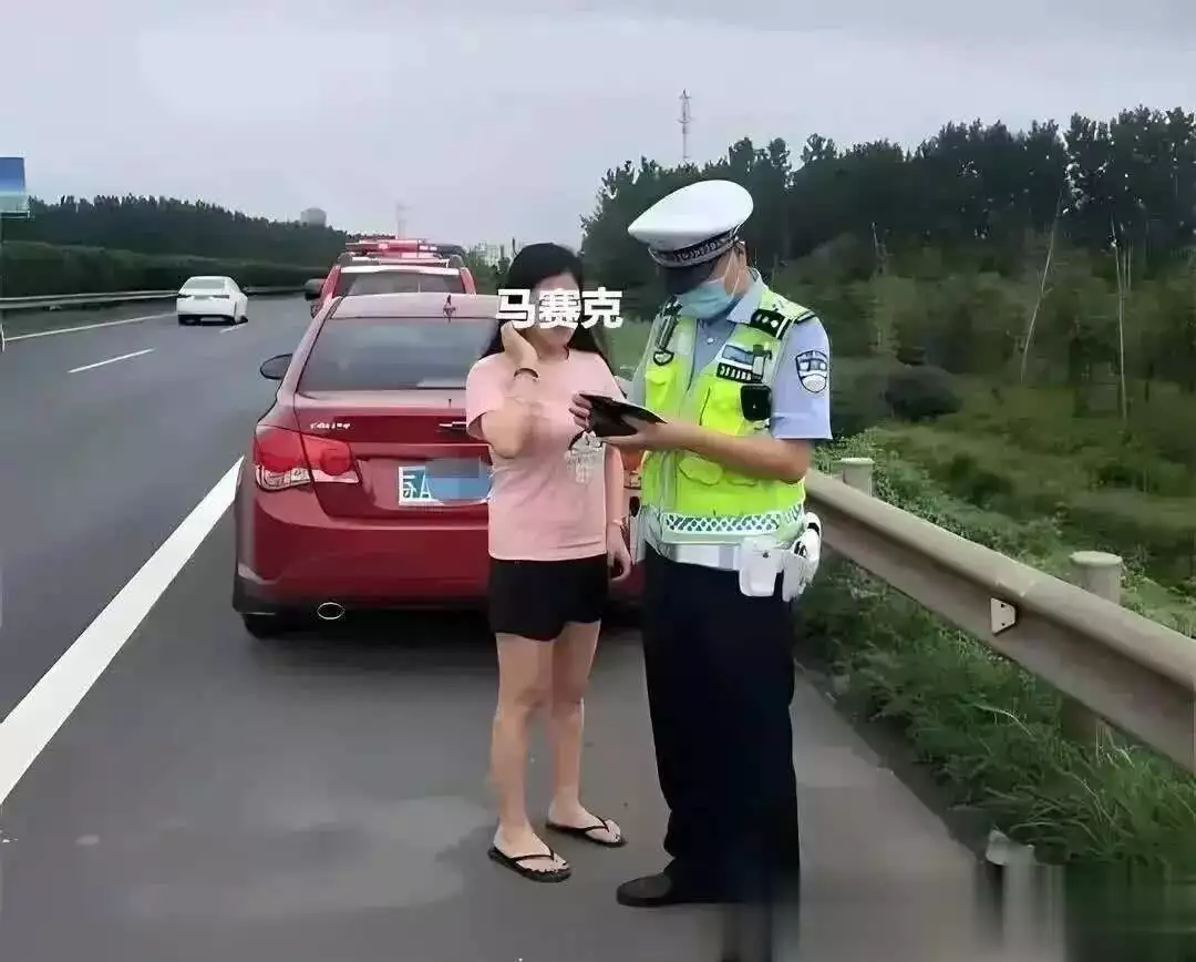 高速行驶遇龟速车?老司机吐槽,交警提醒合理车速防事故