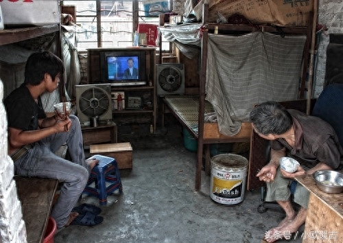 大学宿舍住宿费大不同，从寒酸到普通都有啥样？